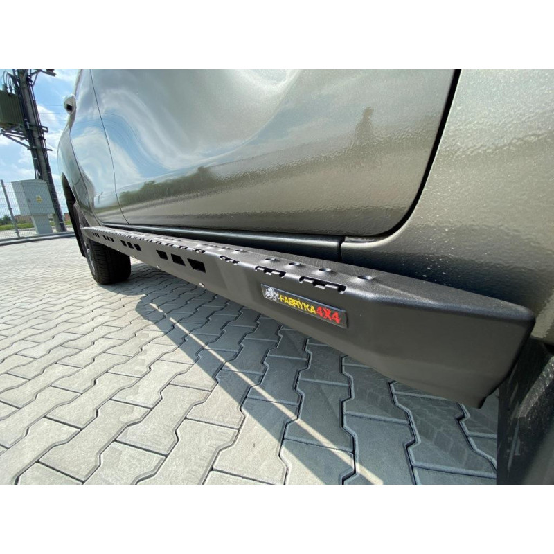 Toyota Hilux Revo 2020 – Bočné nášľapy